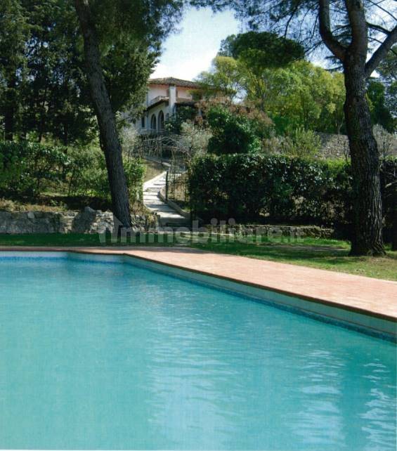 CAREGGI - VILLA CON PISCINA E CAMPO DA TENNIS - foto 1 - Agenzia Loft & Co.
