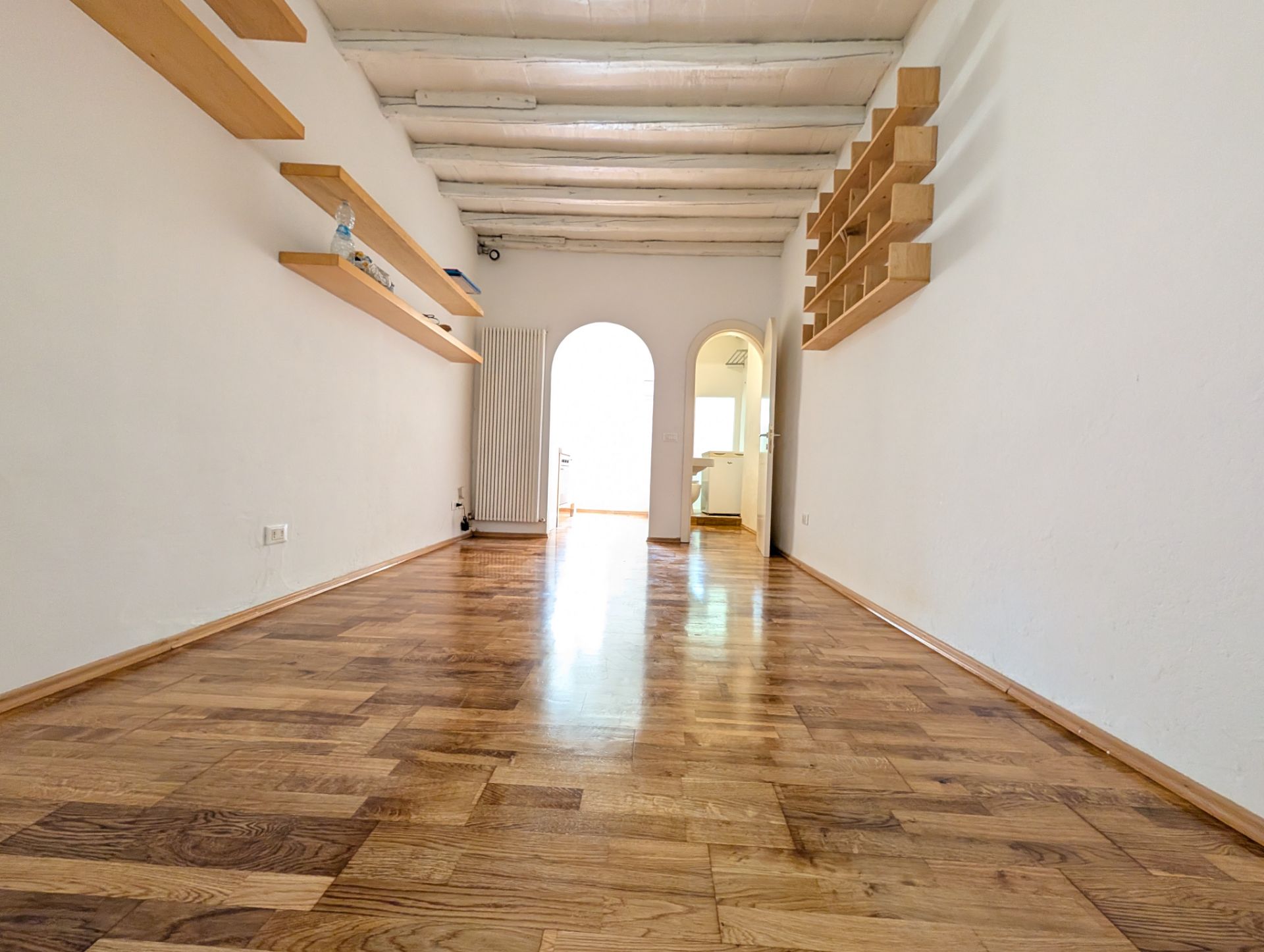 SANTA REPARATA - MONOVANO CON CUCINOTTO SERVIZIO FINESTRATO